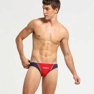 Détail du slip de bain pour homme rouge et bleu marine avec motif de marque latéral