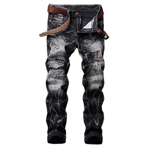 Jean noir délavé pour homme avec détails usés, coupe ajustée et ceinture marron