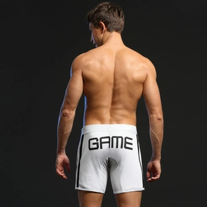 Détail du short de sport en maille blanche pour homme avec lettrage GAME noir au dos