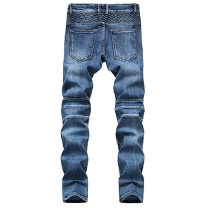 Détail du jean de motard bleu avec des motifs plissés matelassés au dos et aux genoux