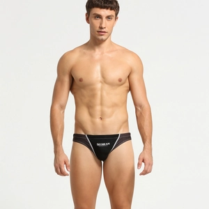 Gros plan sur le maillot de bain homme à taille basse avec empiècements et logo imprimé