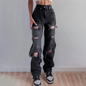 Detailaufnahme der schwarzen High-Waist-Jeans mit weitem Bein, Rissen und ausgefransten Kanten