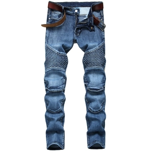 Détails des plis de style motard et de la texture denim délavé sur ce jean bleu