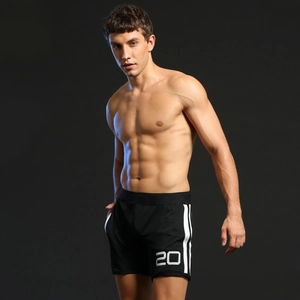 Détail du short de sport respirant pour hommes avec bandes latérales et imprimé numéro 20