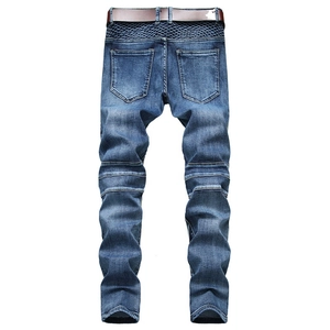 Détail d'un jean motard bleu pour homme avec plis de moto et une ceinture en similicuir brun