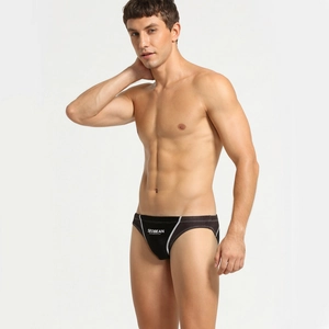 Vue détaillée du slip de bain noir pour hommes avec rayures contrastées et tissu élastique