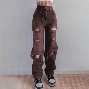 Detailansicht der braunen High-Waist-Jeans mit großen Rissen und ausgefransten Saumkanten
