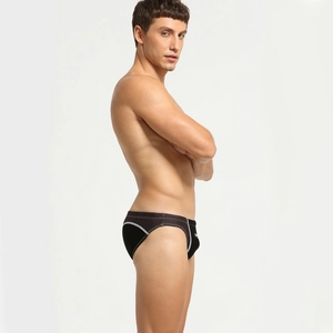 Détail du slip de bain homme noir avec empiècements gris et tissu de sport extensible
