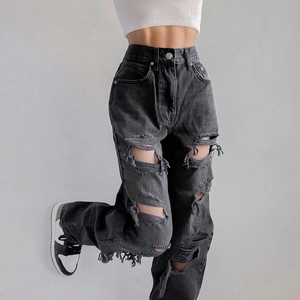 Detailansicht der markanten Risskanten und Stofftextur an der gewaschenen schwarzen Jeans