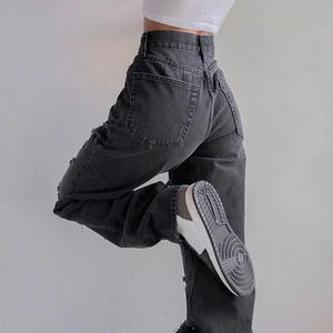 Detailansicht der High Waist Wide Leg Jeans im Distressed-Look in verwaschenem Schwarz