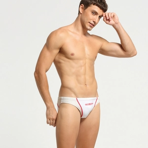 Détail du slip de bain blanc pour homme avec rayures rouges et logo sur le devant
