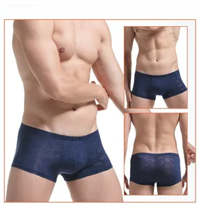 Détail du boxer mince pour hommes avec motif d'empreintes de lèvres bleu foncé