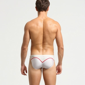 Vue détaillée du dos d'un maillot de bain blanc pour homme avec bordure rouge en forme de cœur