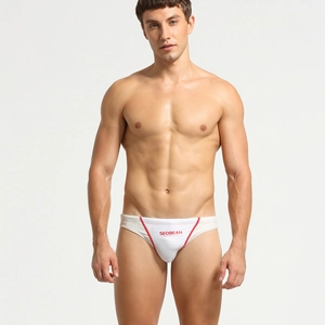 Vue détaillée du slip de bain blanc pour hommes avec bordure rouge et logo de marque
