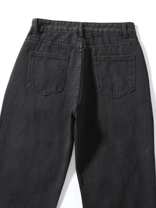 Detailansicht der schwarzen High-Waist-Jeans mit Gesäßtaschen und Denim-Textur