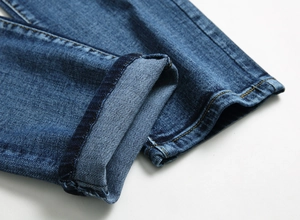 Gros plan détaillé de l'ourlet du jean bleu avec double couture jaune de haute qualité