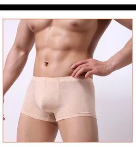 Détail de boxer pour homme avec motifs de lèvres roses et design du texte LOVE