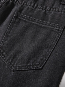 Detail der Gesäßtasche an dunkelgrauen Distressed-Denim-Jeans mit Twill-Struktur