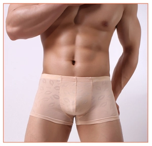 Détail de boxer en maille transparente avec imprimés de lèvres et motifs de texte Love