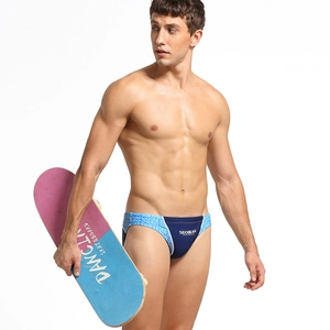 Slip de bain homme bleu marine avec imprimé lettres latérales sur fond blanc pur