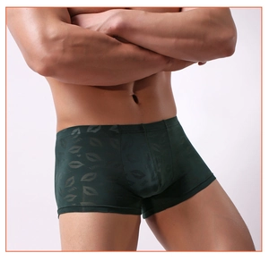 Détail d'un boxer pour homme vert foncé avec des imprimés de baisers et motifs d'amour