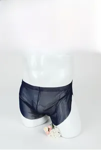 Dettaglio di boxer da uomo in mesh traspirante blu scuro su un manichino bianco