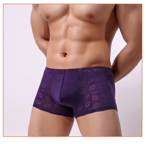 Détail du boxer violet pour hommes avec motifs de lèvres et texte LOVE jacquard