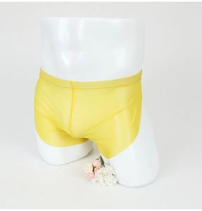 Dettaglio dei boxer in rete gialla con tessuto trasparente e fascia elastica in vita