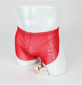Dettaglio del boxer da uomo in rete trasparente rossa con elastico in vita sul manichino