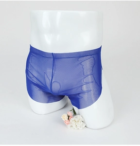 Dettaglio dei boxer da uomo in rete blu con tessuto traspirante ultrasottile e senza cuciture