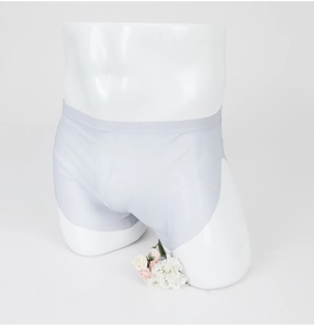 Dettaglio dei boxer da uomo trasparenti in grigio chiaro con elastico in vita