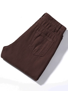 Detail der braunen Hose mit Gesäßtaschen und elastischem Bund für perfekte Passform