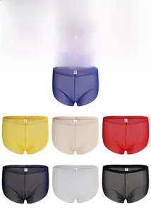 Dettaglio che mostra sette colori di boxer da uomo in mesh traspirante su fondo bianco