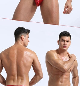 Vue détaillée du slip métallique rouge pour homme avec un aspect brillant miroité