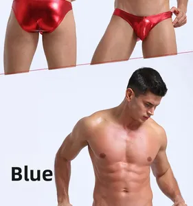 Vue détaillée du slip homme rouge métallisé avec une texture brillante effet cuir