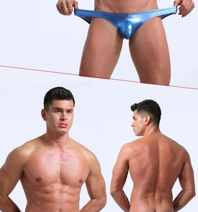Détail d'un string bleu pour homme montrant le tissu brillant et la coupe ajustée