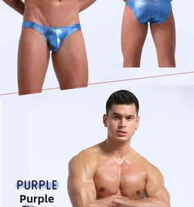 Gros plan sur un slip bikini pour homme bleu métallisé avec finition brillante et coupe basse