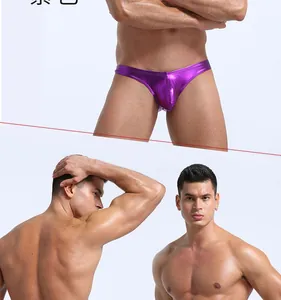 Détail d'un slip bikini pour homme violet métallisé avec finition brillante et coupe athlétique