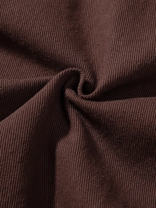 Detailaufnahme der dunkelbraunen Cordstoff-Textur und weichen gerippten Materialstruktur
