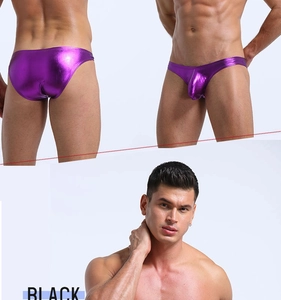 Détail de la culotte métallique violette pour hommes montrant le tissu brillant et la poche