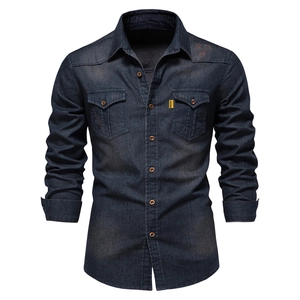 Chemise en jean à manches longues pour homme en bleu foncé avec doubles poches de poitrine