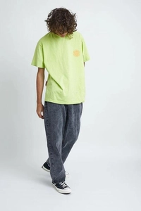 T-shirt verde lime da uomo abbinata a jeans grigi lavati a gamba dritta e scarpe nere