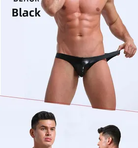 Détail du string sexy pour homme en similicuir noir avec une finition brillante