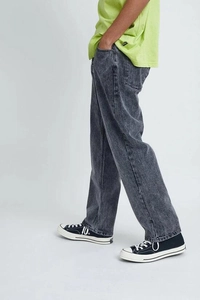 Dettaglio laterale di jeans grigi da uomo a gamba dritta con lavaggio effetto neve