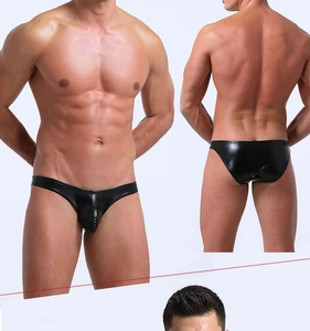 Détail d'un string noir pour homme en similicuir brillant avec poche et taille fine