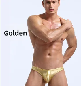 Détail de string doré pour hommes avec fines lanières et texture métallique brillante