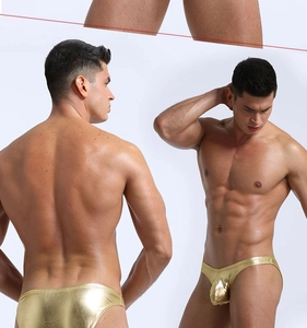 Détail du slip homme doré métallisé avec finition miroir brillante et coupe haute étroite