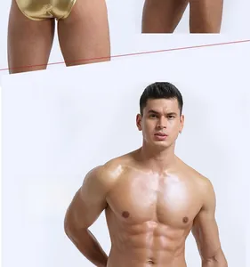 Vue détaillée du fini métallique brillant de ce slip de bodybuilding pour hommes sexy