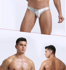 Vues détaillées du slip pour homme en argent métallisé avec une finition brillante