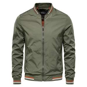 Dettaglio del bomber verde oliva con colletto e polsini in maglia a righe a contrasto